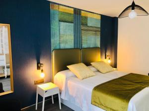 een slaapkamer met een bed en een raam bij House Sofi , Morro Jable Ftvra. Canary Islands. in Morro del Jable