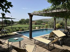 een terras met stoelen en een zwembad bij Villa Toppani Del Sodo in Cortona