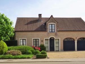 Afbeelding uit fotogalerij van Pleasant Holiday Home in Heers with Outdoor Sauna in Heers