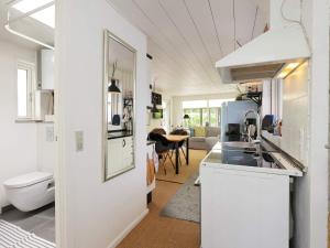 Kuchyň nebo kuchyňský kout v ubytování Holiday home Karrebæksminde LIII