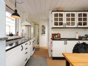 Kuchyň nebo kuchyňský kout v ubytování Holiday home Karrebæksminde LIII