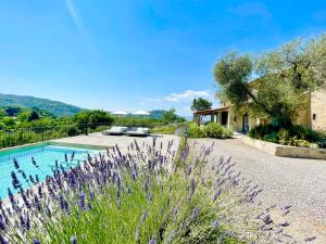 eine Villa mit einem Pool und einem Haus in der Unterkunft Villa Podere Del Grasso in Castel del Piano