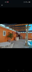 Habitación con piscina y mesa con planta en Hotel Hacienda Morales., en Guanajuato