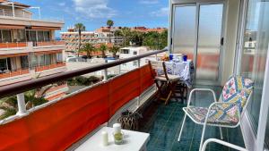 a balcony with a table and chairs on a balcony at Bonito apartamento con vistas in Puerto de la Cruz
