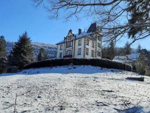 House in Vosges near Forest and Hiking Trails v zime