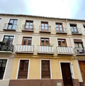 Un edificio con balcones a los lados. en Encantador apartamento con patio, en Málaga