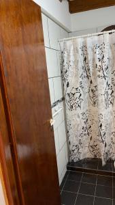 baño con cortina de ducha y puerta en M&E Dpto Zona Primitiva en Ushuaia