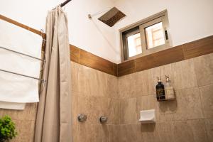 a bathroom with a shower with a bottle of wine at Departamento Orellana 9 in Chetumal +20 photos