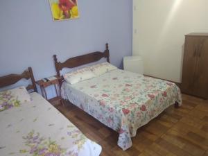 um quarto com duas camas num quarto em JACARANDÁ CHALÉS em SÃO JOSÉ DA SERRA MG em Jaboticatubas