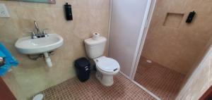 Ένα μπάνιο στο Hostal Guelaguetza Danza de la Pluma con Baño Propio +8 φωτογραφίες