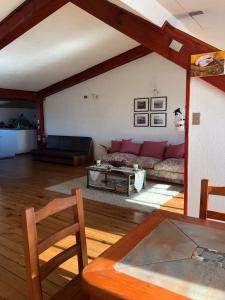 un soggiorno con un divano e un tavolo di Hostal Boutique F a El Quisco