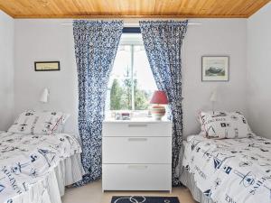 een slaapkamer met 2 bedden en een raam bij Holiday home STRÖMSTAD XXVIII in Strömstad
