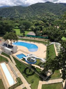an overhead view of a swimming pool in a yard at Hermoso apartamento en SANTA FE DE ANTIOQUIA in Medellín