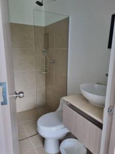 a bathroom with a toilet and a sink at Hermoso apartamento en SANTA FE DE ANTIOQUIA in Medellín