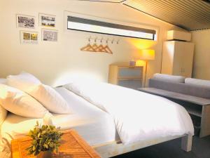 Un dormitorio con una gran cama blanca y una ventana en Capri Retreat - For Couples, en Saint Andrews Beach