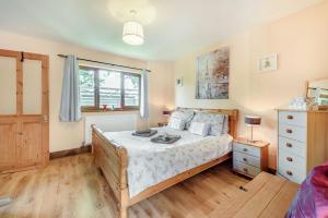 En eller flere senge i et værelse på Covert Farm Cwtch