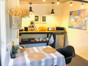 cocina con mesa y mantel azul y blanco en Capri Retreat - For Couples, en Saint Andrews Beach