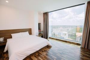 Ένα ή περισσότερα κρεβάτια σε δωμάτιο στο Binh Long Hotel