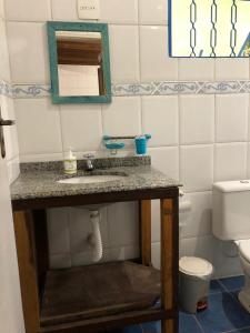 a bathroom with a sink and a toilet at Tranquilidade e boa localização na Mata Atlântica in Paraty +39 photos