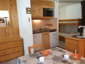 een keuken met een tafel en een keuken met een stapelbed bij Appartement La Rosière, 2 pièces, 6 personnes - FR-1-275-170 in La Rosière