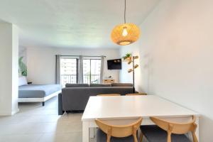 a living room with a white table and chairs at Studio near Universal Studios with great view in Orlando