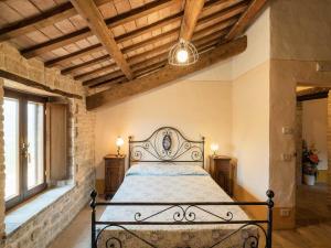una camera da letto con un letto in una stanza con soffitti in legno di Elegant Stone House w Pool a Monte San Martino