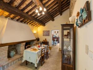 una sala da pranzo con tavolo e camino di Elegant Stone House w Pool a Monte San Martino
