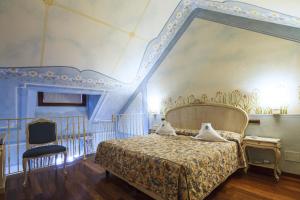 a bedroom with a bed with a blue ceiling at Suite Hotel Nettuno in Sestri Levante