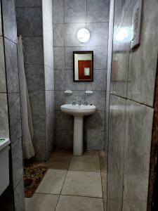 ロサリオ・デ・ラ・フロンテラにあるDepartamento Sarmientoのバスルーム(洗面台、鏡付)