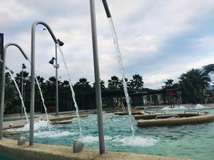 una fuente en una piscina con agua saliendo de ella en Chii Lih Resort, en Luye