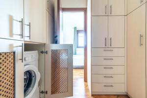 EliaにあるVilla Olive Memoriesのランドリールーム(白いキャビネット、洗濯機、乾燥機付)