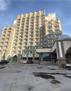 um grande edifício com um parque de estacionamento em frente em The Viana Apartment IV em Kota Bharu