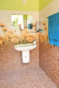a bathroom with a sink and a mirror at Kollakudy HomeStay in Paravūr +26 photos
