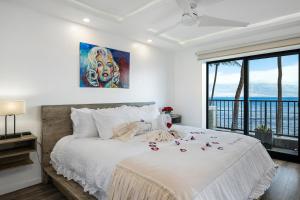 Giường trong phòng chung tại Spectacular luxury , modern oceanfront condo Maalaea-Kihei ,Maui