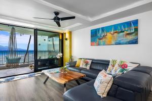 Ein Sitzbereich in der Unterkunft Spectacular luxury , modern oceanfront condo Maalaea-Kihei ,Maui