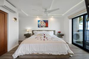 Ein Bett oder Betten in einem Zimmer der Unterkunft Spectacular luxury , modern oceanfront condo Maalaea-Kihei ,Maui