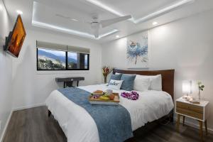 Ein Bett oder Betten in einem Zimmer der Unterkunft Spectacular luxury , modern oceanfront condo Maalaea-Kihei ,Maui