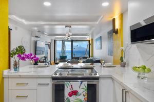eine Küche mit Herd und Arbeitsplatte in der Unterkunft Spectacular luxury , modern oceanfront condo Maalaea-Kihei ,Maui in Wailuku