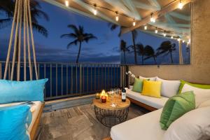 Ein Sitzbereich in der Unterkunft Spectacular luxury , modern oceanfront condo Maalaea-Kihei ,Maui