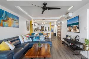 Ein Sitzbereich in der Unterkunft Spectacular luxury , modern oceanfront condo Maalaea-Kihei ,Maui