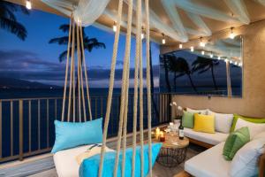 Ein Balkon oder eine Terrasse in der Unterkunft Spectacular luxury , modern oceanfront condo Maalaea-Kihei ,Maui