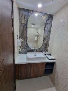 y baño con lavabo y espejo. en Hotel Trí Lê en Cao Lãnh