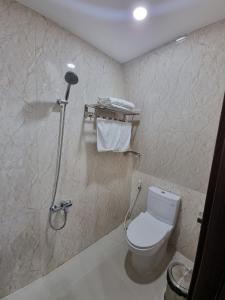 a bathroom with a toilet and a shower at Hotel Trí Lê in Cao Lãnh