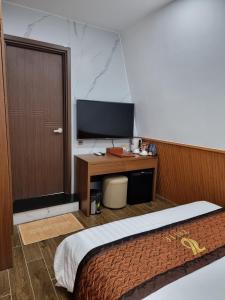 Postel nebo postele na pokoji v ubytování Hotel Trí Lê