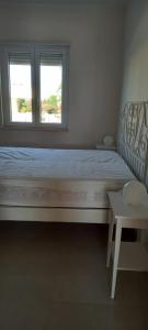 sypialnia z dużym łóżkiem i 2 oknami w obiekcie Casa Elisabetta w mieście Monopoli