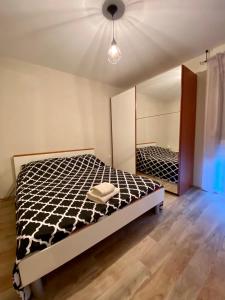 Tempat tidur dalam kamar di New Apartment with balcony and free parking