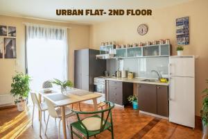 cocina con mesa y nevera en Urban Loft & Urban Flat 2024 en Kavala