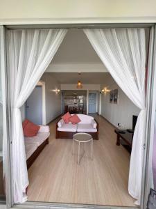 um quarto com duas camas e uma mesa num quarto em The Antler Silverpark Fraser's Hill em Bukit Fraser