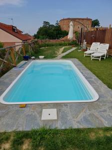 Bazén v ubytování B&B Locanda dai Nonni nebo v jeho okolí