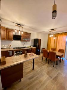 cocina y comedor con mesa y sillas en New Apartment with balcony and free parking en Zadar